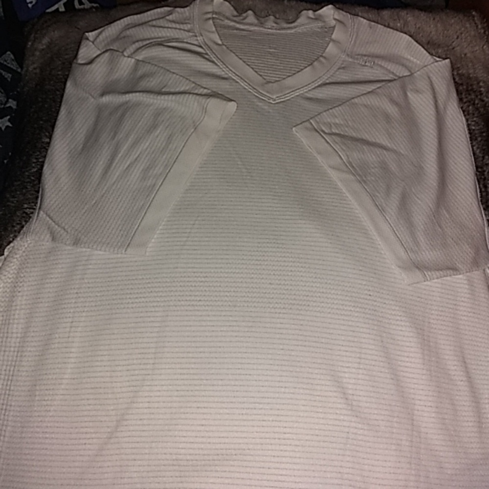 Lululemon V Neck "M"